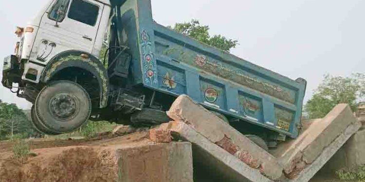 ନବ ନିର୍ମିତ ବ୍ରିଜ୍ ଭାଙ୍ଗି ଦୁଇ ଖଣ୍ଡ ; ଯନ୍ତ୍ରୀ ଓ ଠିକାଦାରଙ୍କ ମଧୁଚନ୍ଦ୍ରିକା