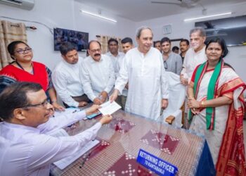 ମୁଖ୍ୟମନ୍ତ୍ରୀ କଣ୍ଟାବାଞ୍ଜିରୁ : ଟୁକୁନି ସାହୁ ଟିଟିଲାଗଡ଼ରୁ ପ୍ରାର୍ଥୀପତ୍ର ଦାଖଲ