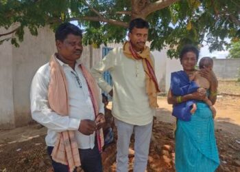 ଅନାଥ ଆଦିବାସୀ ଶିଶୁ ପୁତ୍ରକୁ ଖପ୍ରାଖୋଲ ବ୍ଳକ ସଭାପତି ଓ ସଂପାଦକ ସାହାର୍ଯ୍ୟର ହାତ ବଢେଇଛନ୍ତି