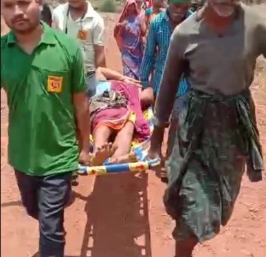 ଜଙ୍ଗଲ ରାସ୍ତାରେ ରୋଗୀଙ୍କୁ ୪ କି.ମି ବୋହିଆଣିଲେ ୧୦୮ ଆମ୍ବୁଲାନ୍ସ କର୍ମଚାରୀ