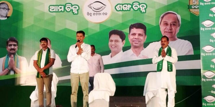 ବେଗୁନିଆ ନିର୍ବାଚନ ମଣ୍ଡଳୀ ଗସ୍ତରେ ସାଂସଦ ଅପରାଜିତାଙ୍କୁ ତେରେଛା କଟାକ୍ଷ କଲେ ପାଣ୍ଡିଆନ 