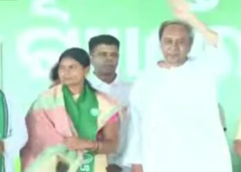 କୋରାପୁଟରେ ପ୍ରାର୍ଥୀଙ୍କ ପାଇଁ ମୁଖ୍ୟମନ୍ତ୍ରୀ ପ୍ରଚାର , ଦଳୀୟ ପ୍ରାର୍ଥୀଙ୍କ ପାଇଁ ଭୋଟ ଭିକ୍ଷା , କହିଲେ ବିରୋଧୀ କୁମ୍ଭୀର କାନ୍ଦଣା କାନ୍ଦୁଛନ୍ତି , ବିଭିନ୍ନ ଯୋଜନା କିପରି ଅଛି ପଚାରି ବୁଝିଥିଲେ