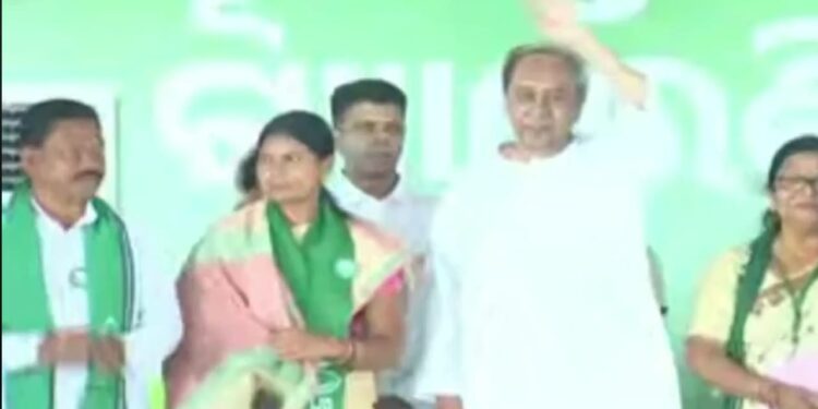 କୋରାପୁଟରେ ପ୍ରାର୍ଥୀଙ୍କ ପାଇଁ ମୁଖ୍ୟମନ୍ତ୍ରୀ ପ୍ରଚାର , ଦଳୀୟ ପ୍ରାର୍ଥୀଙ୍କ ପାଇଁ ଭୋଟ ଭିକ୍ଷା , କହିଲେ ବିରୋଧୀ କୁମ୍ଭୀର କାନ୍ଦଣା କାନ୍ଦୁଛନ୍ତି , ବିଭିନ୍ନ ଯୋଜନା କିପରି ଅଛି ପଚାରି ବୁଝିଥିଲେ