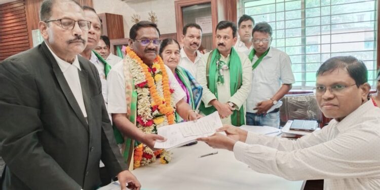 ଦ୍ଵିତୀୟ ପର୍ଯ୍ୟାୟ ନାମାଙ୍କନ ର ଷଷ୍ଠ ଦିନ : ବିରାଟ ପଟୁଆରରେ ଆସି ନାମଙ୍କନ ଦାଖଲ କାଲେ ଉପବାଚସ୍ପତି ସାଲୁଗା ପ୍ରଧାନ