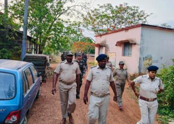 ଅବାଧ  ସ୍ୱଚ୍ଛତା ନିର୍ବାଚନକୁ ନେଇ ପୁଲିସ ପକ୍ଷରୁ ଫ୍ଲାଗ ମାର୍ଚ୍ଚ 
