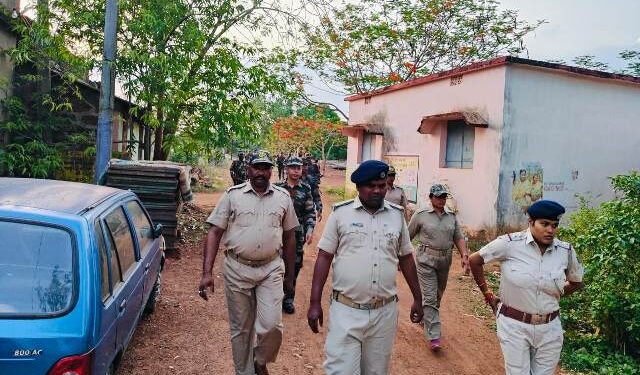 ଅବାଧ  ସ୍ୱଚ୍ଛତା ନିର୍ବାଚନକୁ ନେଇ ପୁଲିସ ପକ୍ଷରୁ ଫ୍ଲାଗ ମାର୍ଚ୍ଚ 