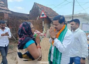 ଘରକୁ ଘର ବୁଲି ନିର୍ବାଚନ ପ୍ରଚାର କରିବା ସହ ଭୋଟ୍ ଭିକ୍ଷା କଲେ ବିଜେଡ଼ି ବିଧାୟକ ପ୍ରାର୍ଥୀ ରମେଶ