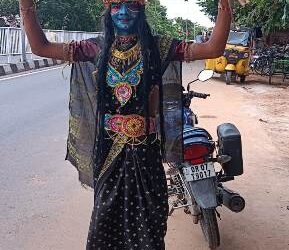 ହିଞ୍ଜିଳିକାଟୁ ଲକ୍ଷ୍ମୀ ନୃସିଂହ ଯାତ୍ରାର ଦ୍ଵିତୀୟ ଦିବସ : କଳାକୁଞ୍ଜ ଓ ରଥ ନିକଟରେ ଯାତ୍ରାପ୍ରେମୀଙ୍କ ଅସମ୍ଭବ ଭିଡ ଆତସବାଜିରେ କମ୍ପିଲା ଯାତ୍ରା ପଡିଆ