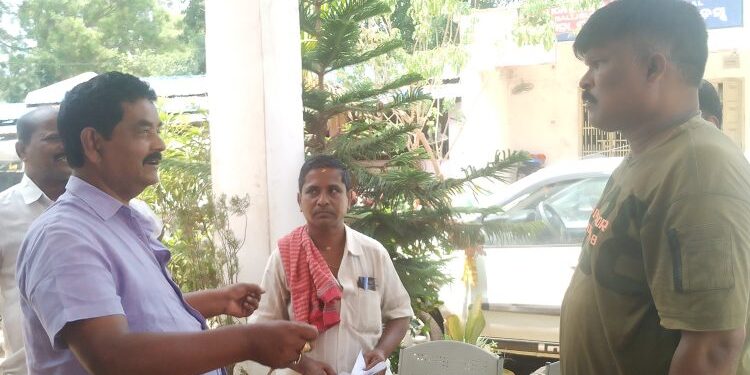 ବାଇକ ରେ ଦୁଇ ଦୁର୍ବୁର୍ତ୍ତ ଆସିଲେ ଝାମ୍ପି ନେଲେ ରୂପା ଭର୍ତ୍ତୀ ବ୍ୟାଗ