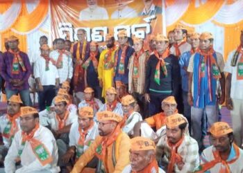 ପାଟଣାଗଡ ରେ ବଳ ଗୋଟାଉଛି ବିଜେପି : ବିଜେପି ରେ ସାମିଲ ହେଲେ ବିଜେଡି ର ଶତାଧିକ କର୍ମୀ
