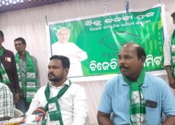 ଲକ୍ଷ୍ମୀପୁର : ଦଳପାଇଁ ଆସୁଥିଲା ୨୫ ଲକ୍ଷ ଟଙ୍କା – ଲୁଟିନେଲେ ଲୋକେ !