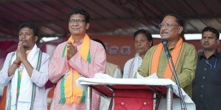 ଛତିଶଗଡର ମୁଖ୍ୟ ମନ୍ତ୍ରୀ ଲକ୍ଷ୍ମୀପୁରରେ , ପ୍ରାର୍ଥୀଙ୍କ ପାଇଁ କଲେ ପ୍ରଚାର , ମେଘୁଆ ପାଗ ପାଇଁ ଦେଢ଼ ଘଣ୍ଟା ଅଟକିଲେ