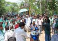 ମୁଣ୍ଡରେ ଠେକା, ନବୀନ ଛତାରେ ସମସ୍ତେ ପାଗଳ : ସରୁଛି ପ୍ରଚାର, ପ୍ରତ୍ୟେକ ଲୋକଙ୍କ ପାଖରେ ପହଞ୍ଚିଲେ – ଅରୁଣ