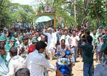 ମୁଣ୍ଡରେ ଠେକା, ନବୀନ ଛତାରେ ସମସ୍ତେ ପାଗଳ : ସରୁଛି ପ୍ରଚାର, ପ୍ରତ୍ୟେକ ଲୋକଙ୍କ ପାଖରେ ପହଞ୍ଚିଲେ – ଅରୁଣ