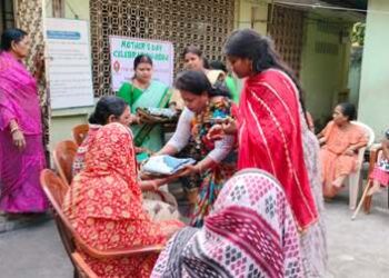 ବୃଦ୍ଧାଶ୍ରମ୍ ମା ମାନଙ୍କୁ ଉପହାର ଦେଇ ମିଠା ଖୁଆଇ ସ୍ବେଛାସେବୀ ପାଳିଲେ ମାତୃ ଦିବସ