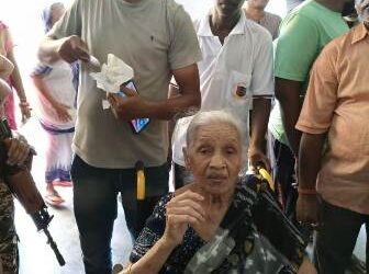 ବରିଷ୍ଟ ନାଗରିକ ଓ ଦିବ୍ୟାଙ୍ଗ ଭୋଟର ଙ୍କୁ ସହଯୋଗ କଲେ ଏନ ସି ସି କ୍ୟାଡେଟ