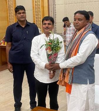 ମୁଖ୍ୟମନ୍ତ୍ରୀଙ୍କୁ ଭେଟି ଅଭିନନ୍ଦନ ଜଣାଇଲେ ଶାଳପଡା ସରପଞ୍ଚ