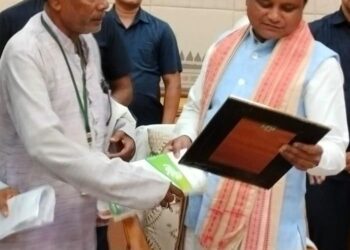 ମୁଖ୍ୟମନ୍ତ୍ରୀଙ୍କୁ ସାକ୍ଷାତ କରି ଶୁଭେଛା ଜଣାଇଲେ ଶିଶୁକବି