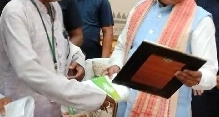 ମୁଖ୍ୟମନ୍ତ୍ରୀଙ୍କୁ ସାକ୍ଷାତ କରି ଶୁଭେଛା ଜଣାଇଲେ ଶିଶୁକବି