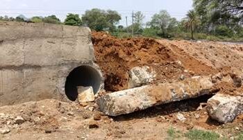 ଘୁନସର ରେଙ୍ଗାଳି ରାସ୍ତା ରେ ନିମ୍ନ ମାନର କଲଭର୍ଟ ଓ ଗାର୍ଡ ୱାଲ ନିମ୍ନ ମାନର ଅଭିଯୋଗ : ତଦାରଖ କରି ଗାର୍ଡ ୱାଲ୍ ଭଙ୍ଗାଇଲେ ଅଧିକାରୀ