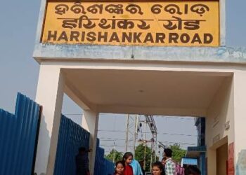 ହରିଶଙ୍କର ରୋଡ଼ ରେଳ ୱେ ଷ୍ଟେସନ ରେ ଲାଗିରହିଛି ପାନୀୟ ଜଳ ଯୋଗାଣ ସମସ୍ୟା ଲୋକେ ପିଇବା ପାଣି ପାଇଁ ଅନ୍ତସନ୍ତ