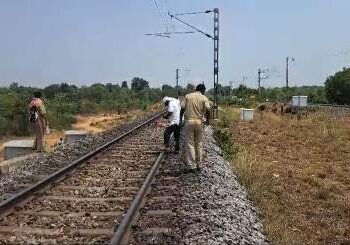 ରେଳ ଲାଇନ ରେ ପଡିଛି ସ୍ୱାମୀ-ସ୍ତ୍ରୀ ଙ୍କ ମୃତ ଦେହ : ମୃତ୍ୟୁ ସସପେନ୍ସ , ଜିଆରପି ପୋଲିସ ର ତଦନ୍ତ ଜାରି