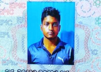 ପୁଲିସ୍ କବଳରୁ ବର୍ତିବାପାଇଁ ରେଳଧରଣା ଦିଗକୁ କ‌ହ୍ନେଇ ଦୌଡ଼ୁଥିଲା ବେଳେ ଟ୍ରେନ୍ ସହ ପିଟି ହୋଇଯାଇଥିଲା