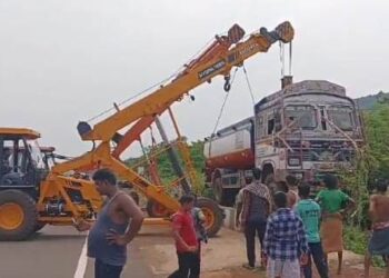 ବଡପୋଖରିଆ ଛକ ନିକଟରେ ଓଲଟିଲା ପେଟ୍ରୋଲ କଣ୍ଟେନର : ମଦ୍ୟପ ଚାଳକ ଗୁରୁତର – ମେଡିକାଲ ରେ ଭର୍ତ୍ତୀ