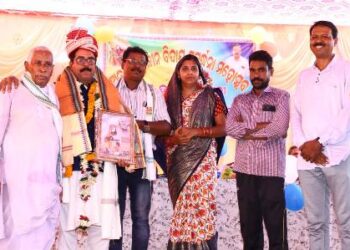 ପ୍ରଧାନ ଶିକ୍ଷକଙ୍କ ଅବସର କାଳୀନ ସମ୍ବର୍ଦ୍ଧନା ଦେଇ ଗ୍ରାମ ପରିକ୍ରମା କରି ବିଦାୟ ଦେଲେ ଗ୍ରାମବାସୀ 