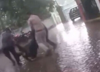 ଚାନ୍ଦବାଲି ଥାନା ସମ୍ମୁଖରେ ଦଳିତ ମହିଳାଙ୍କୁ ପୋଲିସ ଘୋଷାଡ଼ି ନେବା ଘଟଣା – ଜଣେ ASI