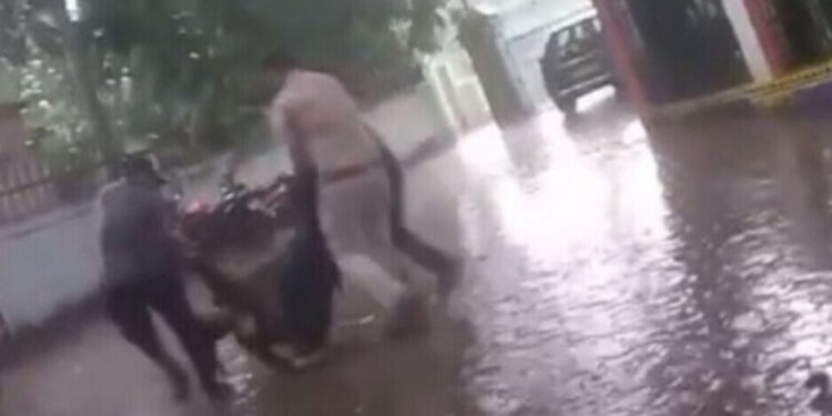 ଚାନ୍ଦବାଲି ଥାନା ସମ୍ମୁଖରେ ଦଳିତ ମହିଳାଙ୍କୁ ପୋଲିସ ଘୋଷାଡ଼ି ନେବା ଘଟଣା – ଜଣେ ASI