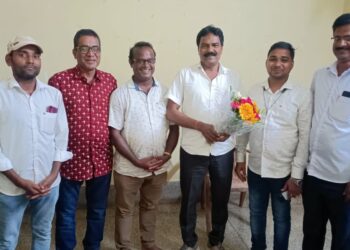 ସମବାୟ, ଖଦି, ବୟନ ଶିଳ୍ପ ଓ ହସ୍ତଶିଳ୍ପ ମନ୍ତ୍ରୀ ଶ୍ରୀଯୁକ୍ତ ପ୍ରଦିପ ବଳସାମନ୍ତଙ୍କୁ ସୌଜନ୍ୟ ମୂଳକ ସାକ୍ଷାତ କରିଛନ୍ତି – ଛତିଆ ପେଶାଦାର ସାମ୍ବାଦିକ ସଂଘର ସଦସ୍ୟମାନେ.