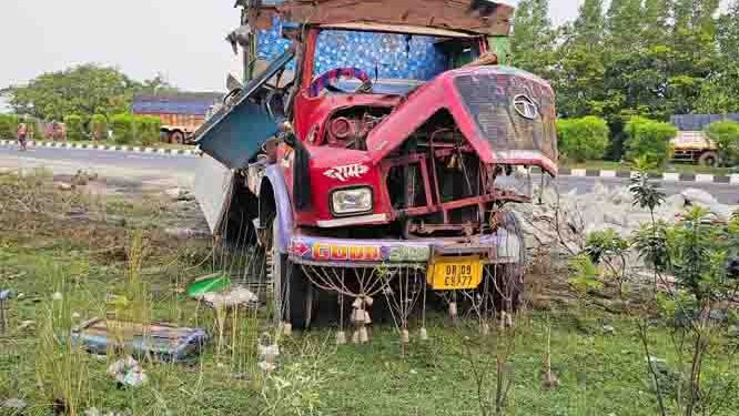 ସିମେଣ୍ଟ ବୋଝେଇ ଟ୍ରକ ପଛପଟୁ ଧକ୍କା ଦେଲା ଯାତ୍ରୀବାହି ବସ୍ ୨ ମୃତ ୩୦ ଆହତ