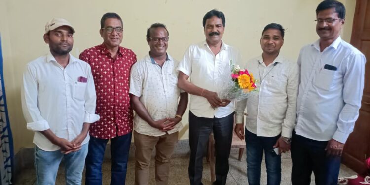 ସମବାୟ, ଖଦି, ବୟନ ଶିଳ୍ପ ଓ ହସ୍ତଶିଳ୍ପ ମନ୍ତ୍ରୀ ଶ୍ରୀଯୁକ୍ତ ପ୍ରଦିପ ବଳସାମନ୍ତଙ୍କୁ ସୌଜନ୍ୟ ମୂଳକ ସାକ୍ଷାତ କରିଛନ୍ତି – ଛତିଆ ପେଶାଦାର ସାମ୍ବାଦିକ ସଂଘର ସଦସ୍ୟମାନେ.