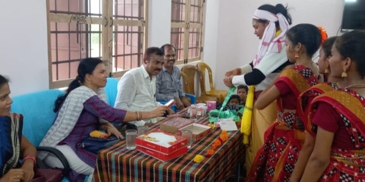 ରଜ ଉତ୍ସବରେ ଉତ୍କଳ ବାଳାଶ୍ରମରେ ପହଞ୍ଚିଲେ ଗଜପତି ଜିଲ୍ଲାପାଳ