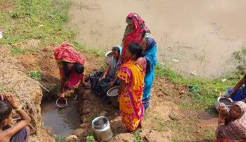 ନଳକୂପ ଅଚଳ : ଚୁଆପାଣି ପିଉଛନ୍ତି ପାଇବରସାହି ଗ୍ରାମବାସୀ