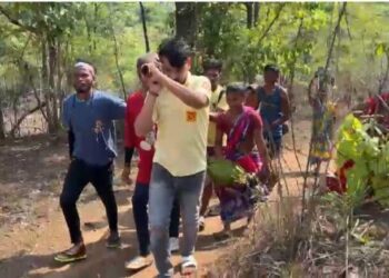 ପୁଣି ଆସିଲା ମୋହନା ବ୍ଲକ ଅଞ୍ଚଳରୁ ଜନନୀ ଯନ୍ତ୍ରାଣା ର ଚିତ୍ର, ଗାଁକୁ ରାସ୍ତା ନ ଥିବାରୁ ଭରରେ ବୁହା ହେଲା ଗର୍ଭବତୀ ମହିଳା