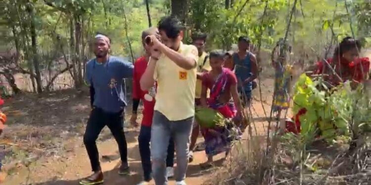 ପୁଣି ଆସିଲା ମୋହନା ବ୍ଲକ ଅଞ୍ଚଳରୁ ଜନନୀ ଯନ୍ତ୍ରାଣା ର ଚିତ୍ର, ଗାଁକୁ ରାସ୍ତା ନ ଥିବାରୁ ଭରରେ ବୁହା ହେଲା ଗର୍ଭବତୀ ମହିଳା