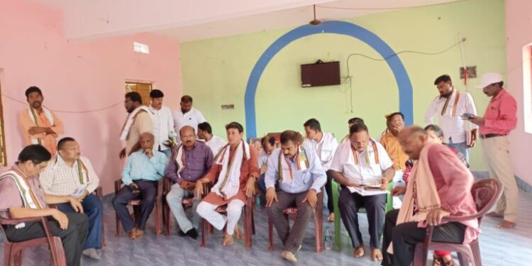 ଛେଳିଗଡ ବିସ୍ଥାପିତ କଲୋନୀ ଜିଲ୍ଲା ପ୍ରଶାସନ ସହ ପରିଦର୍ଶନ କଲେ ବିଧାୟକ ସିଦ୍ଧାନ୍ତ ମହାପାତ୍ର