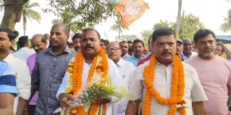 ନିର୍ବାଚିତ ପରେ ବିଧାୟକ ଛବି ମଲ୍ଲିକଙ୍କ ପ୍ରଥମ ନିଆଳି ନିର୍ବାଚନ ମଣ୍ଡଳୀ ଗସ୍ତ, ଲୋକଙ୍କୁ ଭେଟି ସ୍ବାଗତ କଲେ ଏବଂ, ଲୋକଙ୍କ ଦୁଃଖ ବୁଝିବାକୁ କହିଲେ