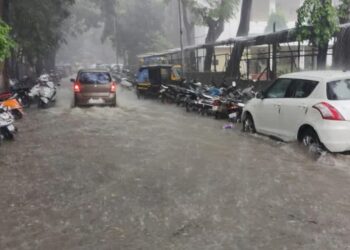  Cloudburst-like rain in Pune! The roads took the form of rivers
