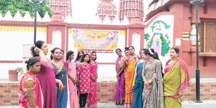 ଭାରତର ପ୍ରଧାନମନ୍ତ୍ରୀ ଓ ଓଡ଼ିଶାର ମୁଖ୍ୟମନ୍ତ୍ରୀଙ୍କ ଶୁଭକାମନା ପାଇଁ କିନ୍ନର ମାନଙ୍କ ଦ୍ୱରା ରାମ ମନ୍ଦିରରେ ଦୀପଦାନ