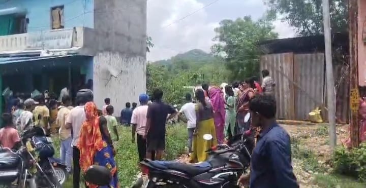 ଘରେ ଚୂନ ଦେଉଥିବା ବେଳେ ୧୧ କେଭି ବିଦ୍ୟୁତ୍ ସଂସ୍ପର୍ଶରେ ଆସି ଯୁବକ ମୃତ