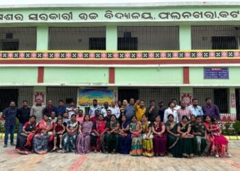 ବିଶ୍ୱ ଗୁରୁ ଦିବସରେ ଲକ୍ଷେଶ୍ୱର ହାଇସ୍କୁଲର ୨୦୦୨ ବ୍ୟାଚର ଛାତ୍ରଛାତ୍ରୀ ଗୁରୁପୂଜନ କଲେ