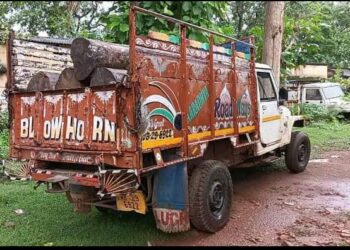 ବାଙ୍ଗରିପୋଷୀ ବନବିଭାଗ ଦ୍ୱାରା ଚୋରା ଶିମିଳି କାଠଗଣ୍ଡି ବେଝେଇ – ପିକପ ଭେନ ଜବତ