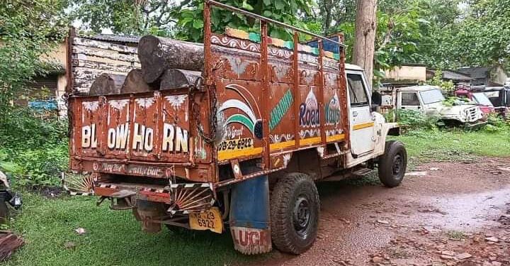 ବାଙ୍ଗରିପୋଷୀ ବନବିଭାଗ ଦ୍ୱାରା ଚୋରା ଶିମିଳି କାଠଗଣ୍ଡି ବେଝେଇ – ପିକପ ଭେନ ଜବତ