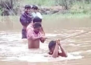 ଗାଁ ଜଳବନ୍ଦୀରେ ବିଦ୍ୟୁତ୍ ତାର ଦ୍ୱାରା ବିପଦପୂର୍ଣ୍ଣ ଭାବେ ନଦୀ ପାର ହେଉଛନ୍ତି ଲୋକେ