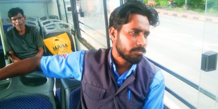 ମୋ ବସ୍ ରୁ ତଳକୁ ଓହ୍ଲାଇ ଦେଲେ ଦିବ୍ୟାଙ୍ଗ ବ୍ୟକ୍ତି ଙ୍କୁ ମୋ ବସ୍ କଣ୍ଡକ୍ଟର