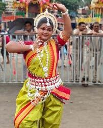 ରଥ ସମ୍ମୁଖ ରେ ଓଡିଶୀ ନୃତ୍ୟ କଲେ ଶ୍ରୀଜୟା