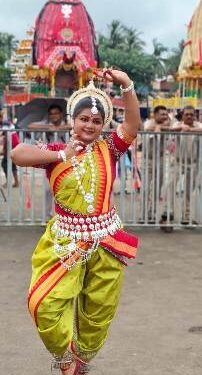 ରଥ ସମ୍ମୁଖ ରେ ଓଡିଶୀ ନୃତ୍ୟ କଲେ ଶ୍ରୀଜୟା